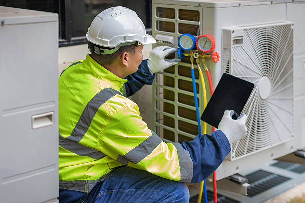 Professional Hvac technician working in Pasadena, TX